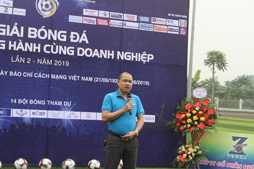 Nhà báo Nguyễn Nam Thắng - Trưởng ban tổ chức giải phát biểu tại lễ khai mạc.