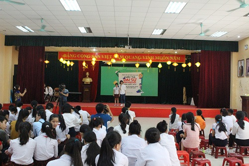 Buổi giao lưu nhằm góp phần khuyến khích các em học sinh chăm đọc sách, sáng tác thơ văn để mở rộng thế giới quan, từ đó phát triển con người một cách tự nhiên và hiệu quả. Buổi giao lưu nhằm góp phần khuyến khích các em học sinh chăm đọc sách, sáng tác thơ văn để mở rộng thế giới quan, từ đó phát triển con người một cách tự nhiên và hiệu quả.