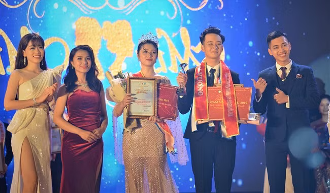 Thí sinh Lê Thị Ngọc Ánh (SBD 148) đến từ trường Đại học Ngoại ngữ đã đạt ngôi vị Hoa khôi VNU và thí sinh Vũ Trọng Lâm Trường (SBD 008) đến từ trường Đại học Khoa học Xã hội và Nhân văn đã giành được ngôi vị Nam vương VNU 2019.