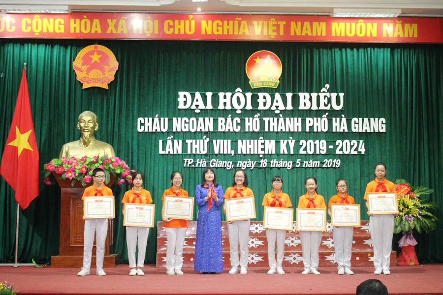 Tặng giấy khen cho 8 tập thể có thành tích trong nhiệm kỳ 2014 -2019