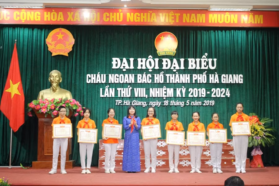 Tặng giấy khen cho 8 tập thể có thành tích trong nhiệm kỳ 2014 -2019
