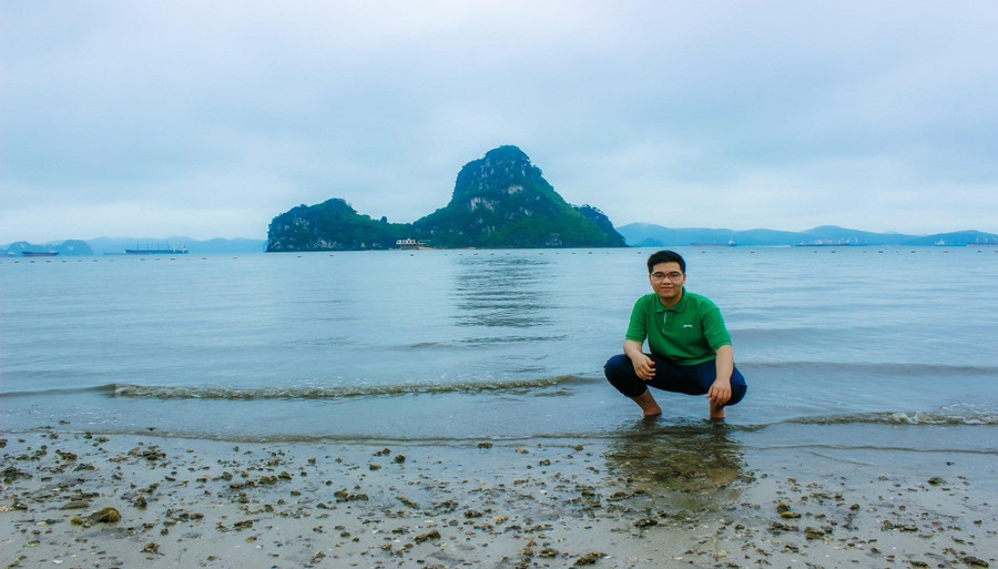 Tác giả Hoàng Đặng Hải Phong (Trường THPT chuyên Hà Nội- Amsterdam) trong chuyến đi thực tế biển tại Đảo Khỉ - Quảng Ninh.