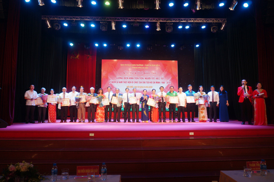 Lãnh đạo Bộ Nội vụ, Ban thi đua khen thưởng Thành phố Hà Nội trao tặng bằng khen cho các tấm gương điển hình tiên tiến người tốt việc tốt.