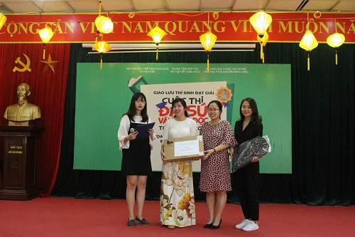 Nhân dịp này, Vụ thư viện (Bộ Văn hóa TT&DL) cùng nhà tài trợ vinh danh bạn Vũ Thị Hải Anh - HS lớp 8 của trường được giải Ba cuộc thi “Đại sứ văn hóa đọc” năm 2019. Nhân dịp này, Vụ thư viện (Bộ Văn hóa TT&DL) cùng nhà tài trợ vinh danh bạn Vũ Thị Hải Anh - HS lớp 8 của trường được giải Ba cuộc thi “Đại sứ văn hóa đọc” năm 2019.