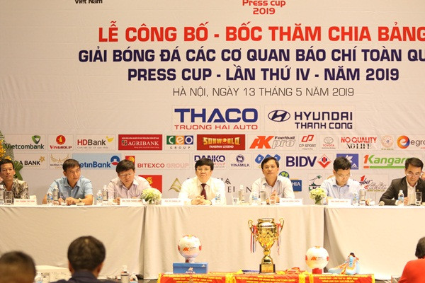 Toàn cảnh buổi họp báo bốc thăm chia bảng giải bóng đá Press Cup 2019 khu vực Hà Nội 