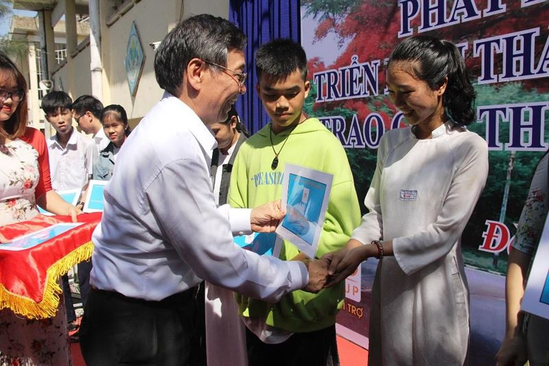 Ông Lê Vinh – Phó Tổng Giám đốc AIC Group trao học bổng cho các học sinh nghèo hiếu học của Đà Nẵng. Ảnh: TT Ông Lê Vinh – Phó Tổng Giám đốc AIC Group trao học bổng cho các học sinh nghèo hiếu học của Đà Nẵng. Ảnh: TT