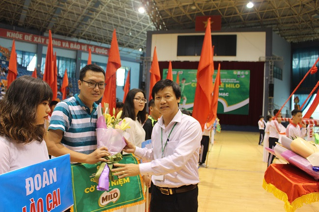 Ông Nguyễn Thanh Đề- Phó Vụ trưởng Vụ GDTC Bộ GD&ĐT tặng cờ lưu niệm và hoa cho đại diện các đội bóng tham dự giải. Ông Nguyễn Thanh Đề- Phó Vụ trưởng Vụ GDTC Bộ GD&ĐT tặng cờ lưu niệm và hoa cho đại diện các đội bóng tham dự giải.