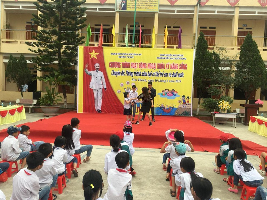 Các thầy cô của Trung tâm Đức Trí hướng dẫn, thực hành các tình huống, trang bị kỹ năng sống cho học sinh trường tiểu học Tuấn Hưng... Các thầy cô của Trung tâm Đức Trí hướng dẫn, thực hành các tình huống, trang bị kỹ năng sống cho học sinh trường tiểu học Tuấn Hưng...