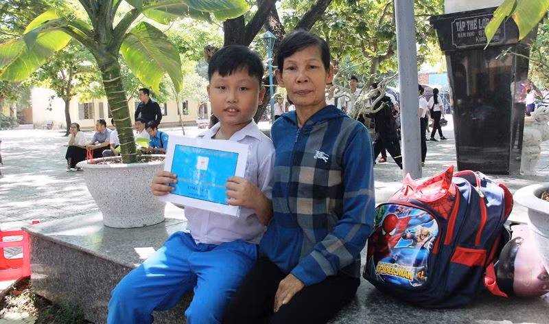 Niềm vui của hai mẹ con chị Nguyễn Thị Huệ khi nhận được học bổng. Ảnh: TT