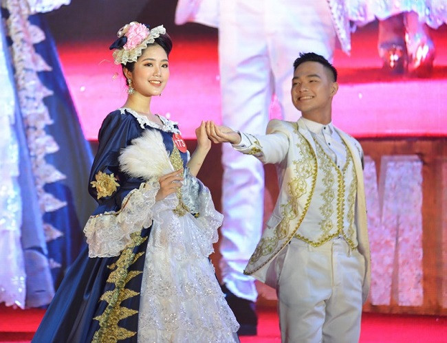 Phần thi trang phục tự chọn mang đến nét đẹp năng động, khỏe khoắn, mang đậm dấu ấn cá nhân của các sinh viên Phần thi trang phục tự chọn mang đến nét đẹp năng động, khỏe khoắn, mang đậm dấu ấn cá nhân của các sinh viên