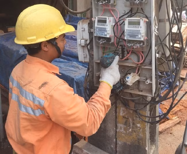 Điện lực Thường Tín chủ động các phương án để xử lý nhanh các sự cố mất điện do người sử dụng điện bất kỳ thời điểm nào trong ngày.