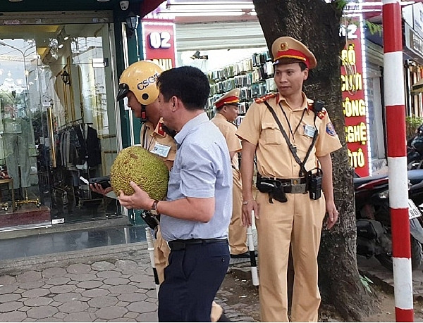 Khi được tổ công tác yêu cầu kiểm tra nồng độ cồn, lái xe Hải không chấp hành và luôn tìm cách để thoái thác.
