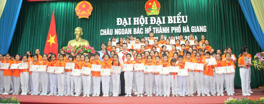 120 đội viên xuất sắc thành phố Hà Giang được nhận Giấy chứng nhận danh hiệu Cháu ngoan Bác Hồ.