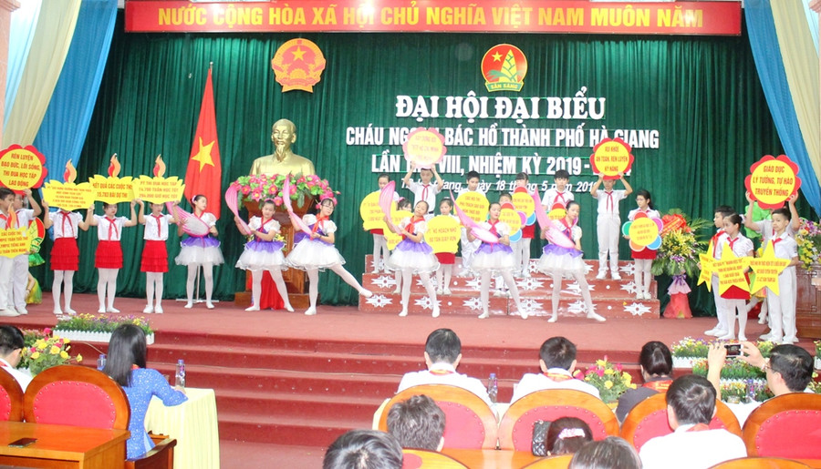 Nhiều tiết mục văn nghệ chào mừng Đại hội.