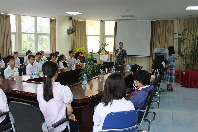 Quang cảnh lễ trao tặng sách. Quang cảnh lễ trao tặng sách.