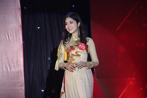 "Mỹ phẩm tốt nhất là nụ cười, nữ trang quý nhất là sự khiêm tốn, trang phục đẹp nhất chính là sự tự tin...", đó là thông điệp của nữ sinh Trịnh Hoàng Yến - SBD 173 đến từ trường Đại học Ngoại ngữ đã vinh dự đạt ngôi vị đại sứ trí tuệ của Cuộc thi học sinh, sinh viên thanh lịch Đại học Quốc gia Hà Nội (ĐHQGHN) lần thứ VI năm 2019 - Miss & Mr VNU 2019. "Mỹ phẩm tốt nhất là nụ cười, nữ trang quý nhất là sự khiêm tốn, trang phục đẹp nhất chính là sự tự tin...", đó là thông điệp của nữ sinh Trịnh Hoàng Yến - SBD 173 đến từ trường Đại học Ngoại ngữ đã vinh dự đạt ngôi vị đại sứ trí tuệ của Cuộc thi học sinh, sinh viên thanh lịch Đại học Quốc gia Hà Nội (ĐHQGHN) lần thứ VI năm 2019 - Miss & Mr VNU 2019.