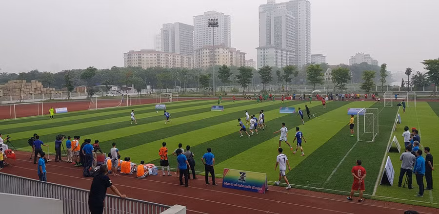 Ngay sau lễ khai mạc diễn ra 6 trận bóng lượt đầu tiên của các bảng đấu.