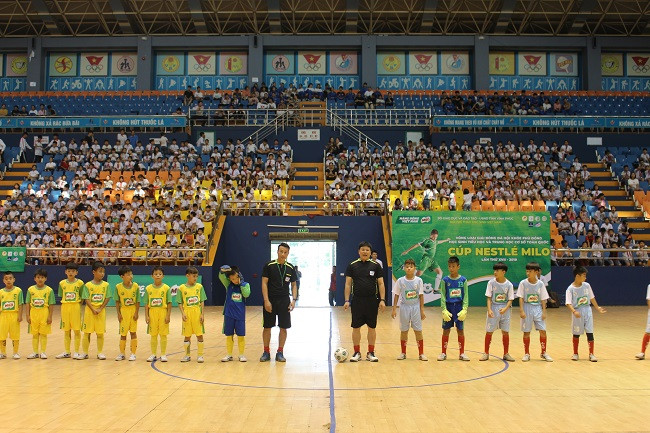 Ngay sau lễ khai mạc đã diễn ra trận thi đấu đầu tiên của mùa giải trong bảng đấu cấp tiểu học giữa hai đội bóng chủ nhà Vĩnh Phúc và Lào Cai. Ngay sau lễ khai mạc đã diễn ra trận thi đấu đầu tiên của mùa giải trong bảng đấu cấp tiểu học giữa hai đội bóng chủ nhà Vĩnh Phúc và Lào Cai.