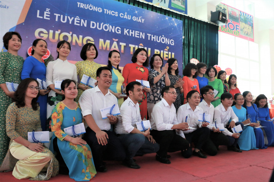 Các thầy cô giáo Trường THCS Cầu Giấy đạt thành tích được tuyên dương khen thưởng tại buổi lễ.