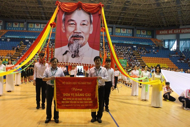 Thay mặt BTC, Phó Vụ trưởng Nguyễn Thanh Đề (bên phải ảnh) trao Cờ lưu niệm cho đại diện lãnh đạo Sở GD&ĐT Vĩnh Phúc. Thay mặt BTC, Phó Vụ trưởng Nguyễn Thanh Đề (bên phải ảnh) trao Cờ lưu niệm cho đại diện lãnh đạo Sở GD&ĐT Vĩnh Phúc.