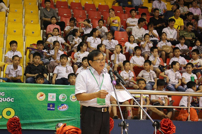 Ông Trần Dũng Long - Phó Giám đốc Sở GD&ĐT Vĩnh Phúc - Phó Trưởng BTC đọc diễn văn khai mạc. Ông Trần Dũng Long - Phó Giám đốc Sở GD&ĐT Vĩnh Phúc - Phó Trưởng BTC đọc diễn văn khai mạc.