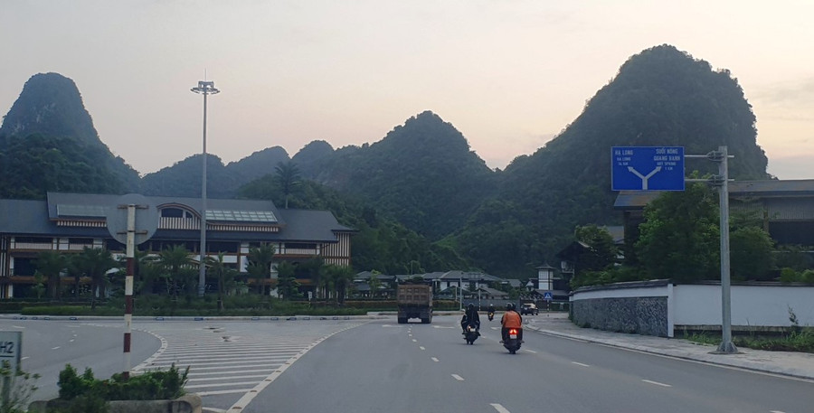 Đoàn xe &quot;Hổ vồ&quot; chạy trên đường bao biển Hạ Long-Cẩm Phả, đoạn phường Quang Hanh, TP Cẩm Phả.