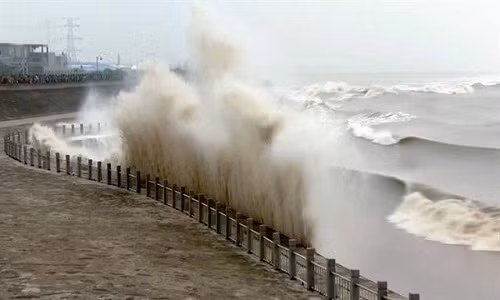 "Sóng thủy quái" sông Tiền Đường hút người xem 