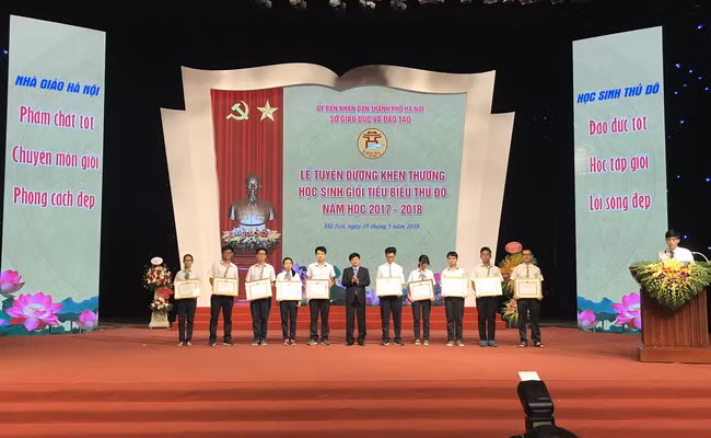 Ông Ngô Văn Quý - Phó Chủ tịch UBND thành phố Hà Nội trao bằng khen cho các học sinh xuất sắc