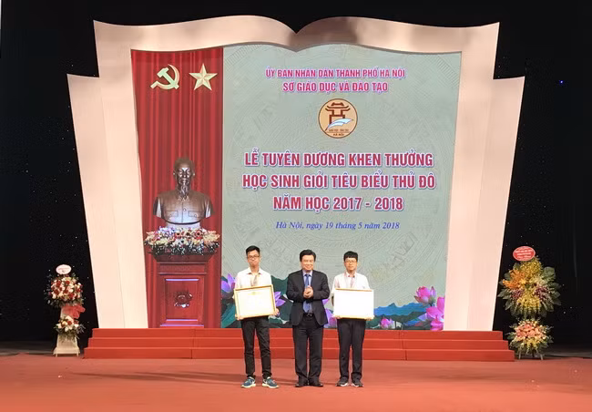 Thứ trưởng Bộ GD&ĐT Nguyễn Hữu Độ tặng bằng khen của Thủ tướng chính phủ cho 2 học sinh Hà Nội đoạt giải Olympic quốc tế 