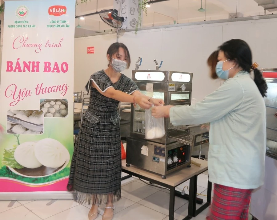 Những chiếc bánh bao còn nóng hổi được trao đến tận tay bệnh nhân và người nhà bệnh nhân.