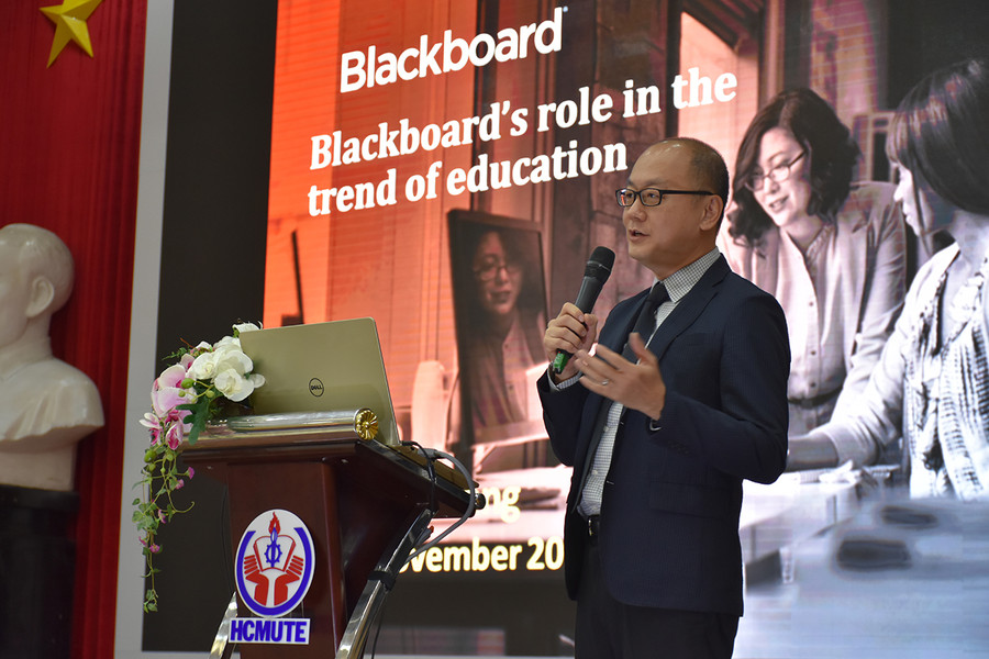 Đại diện Tập đoàn BlackBoard trình bày tại hội thảo