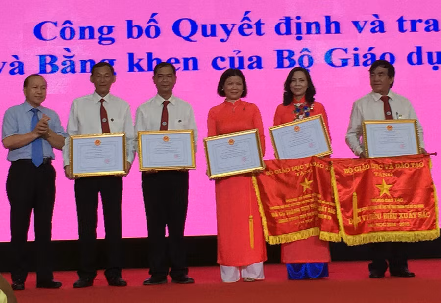 TS Hà Hữu Phúc - Giám đốc Cơ quan đại diện Bộ GD&ĐT tại TPHCM - trao Bằng khen & cờ thi đua của Bộ GD&ĐT cho các cá nhân và tập thể nhà trường