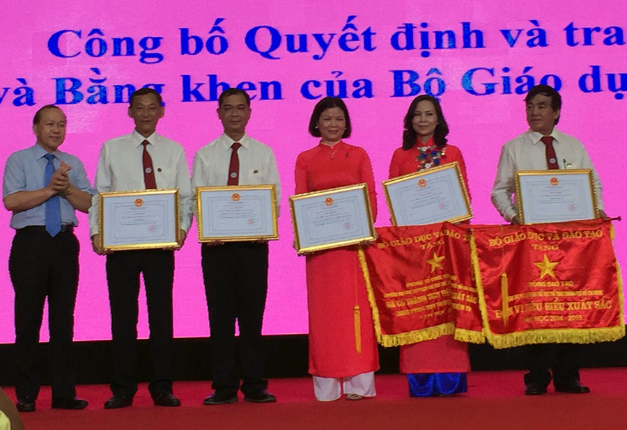 TS Hà Hữu Phúc - Giám đốc Cơ quan đại diện Bộ GD&ĐT tại TPHCM - trao Bằng khen & cờ thi đua của Bộ GD&ĐT cho các cá nhân và tập thể nhà trường