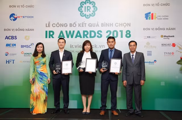 Đại diện Ban tổ chức vinh danh các đơn vị được bình chọn