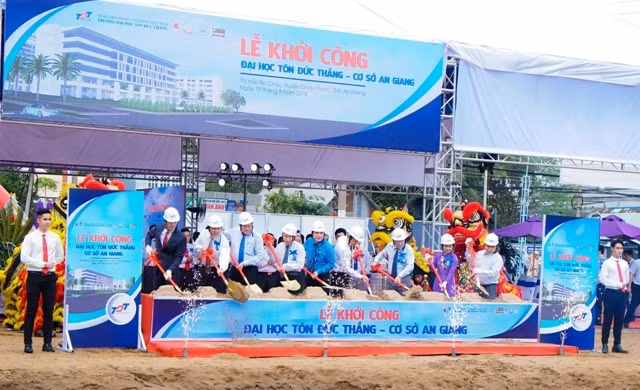 Đại diện nhà trường và các đại biểu khách mời thực hiện nghi thức khởi công