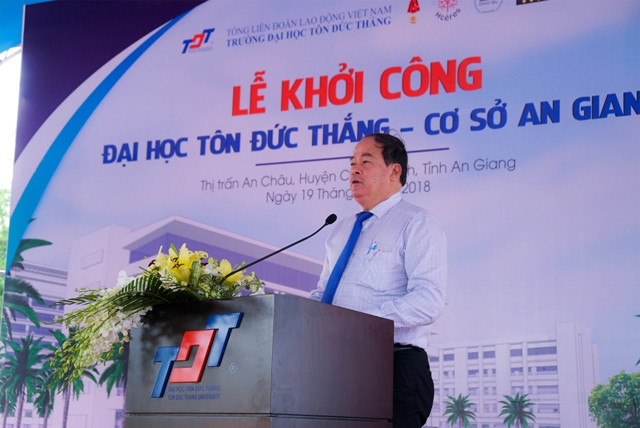 Đồng chí Nguyễn Thanh Bình - Phó chủ tịch UBND tỉnh An Giang phát biểu chia sẻ về ý nghĩa xây dựng công trình TDTU tại An Giang Đồng chí Nguyễn Thanh Bình - Phó chủ tịch UBND tỉnh An Giang phát biểu chia sẻ về ý nghĩa xây dựng công trình TDTU tại An Giang