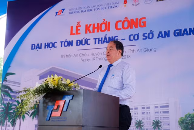 Đồng chí Nguyễn Thanh Bình - Phó chủ tịch UBND tỉnh An Giang phát biểu chia sẻ về ý nghĩa xây dựng công trình TDTU tại An Giang