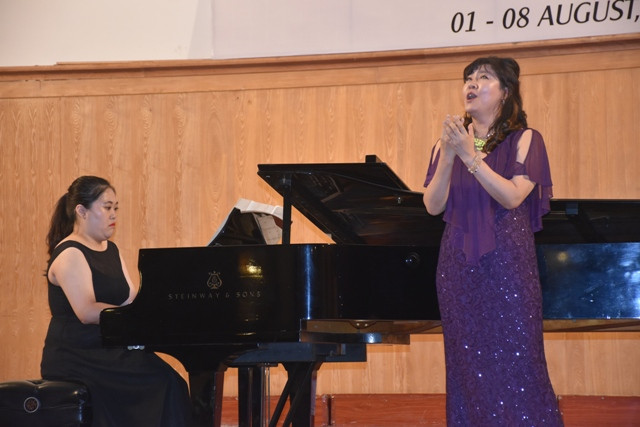 Tiết mục biểu diễn chào mừng của Giáo sư Jee Hyun Kim đến từ ĐH Sang Myung (Hàn Quốc) Tiết mục biểu diễn chào mừng của Giáo sư Jee Hyun Kim đến từ ĐH Sang Myung (Hàn Quốc)
