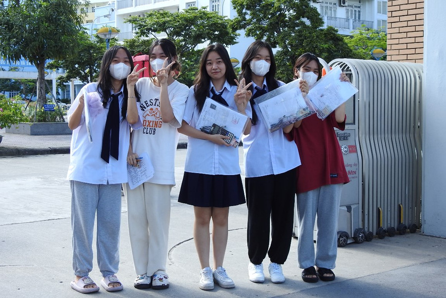 Thí sinh Trường THPT chuyên Hạ Long vui vẻ sau môn thi cuối cùng. Ảnh: Minh Cương.