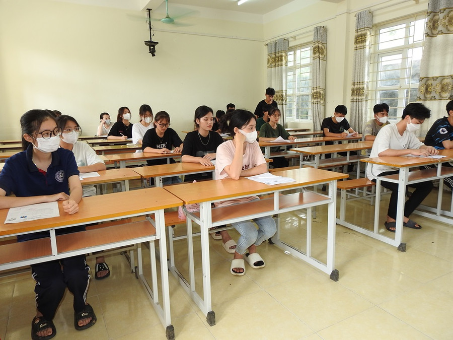 Thí sinh đến điểm thi Trường THPT Ba Chẽ, huyện miền núi Ba Chẽ chiều 27/6 để nhận phòng thi và làm thủ tục dự thi. Thí sinh đến điểm thi Trường THPT Ba Chẽ, huyện miền núi Ba Chẽ chiều 27/6 để nhận phòng thi và làm thủ tục dự thi.