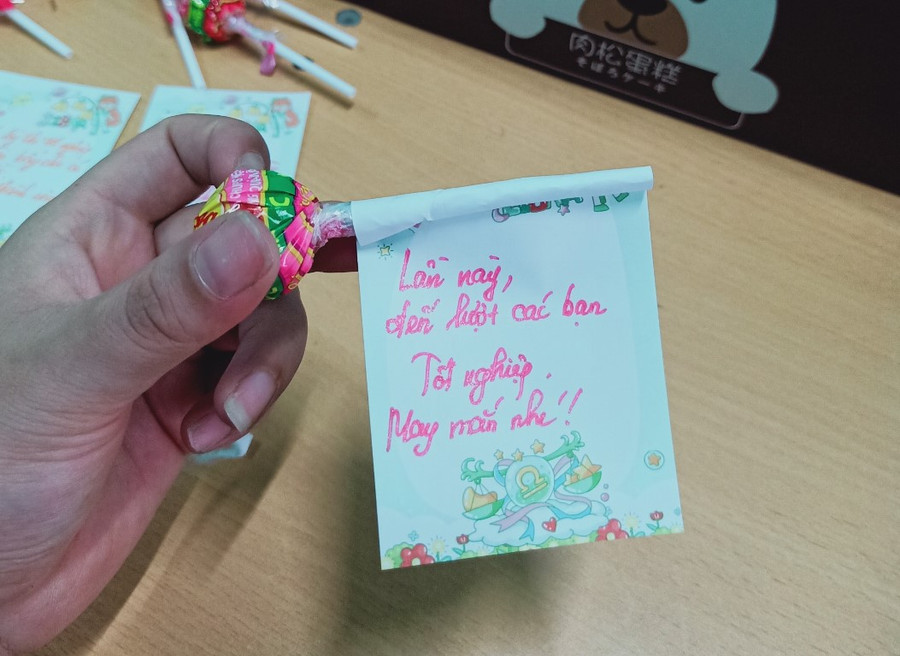 Sau đó quấn vào kẹo để tặng các thí sinh. Sau đó quấn vào kẹo để tặng các thí sinh.
