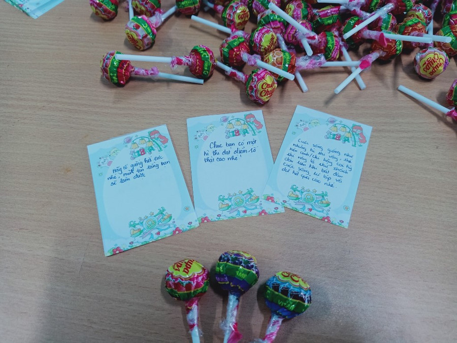 Những lời chúc được nhóm tình nguyện viên ghi ra tờ giấy. Những lời chúc được nhóm tình nguyện viên ghi ra tờ giấy.