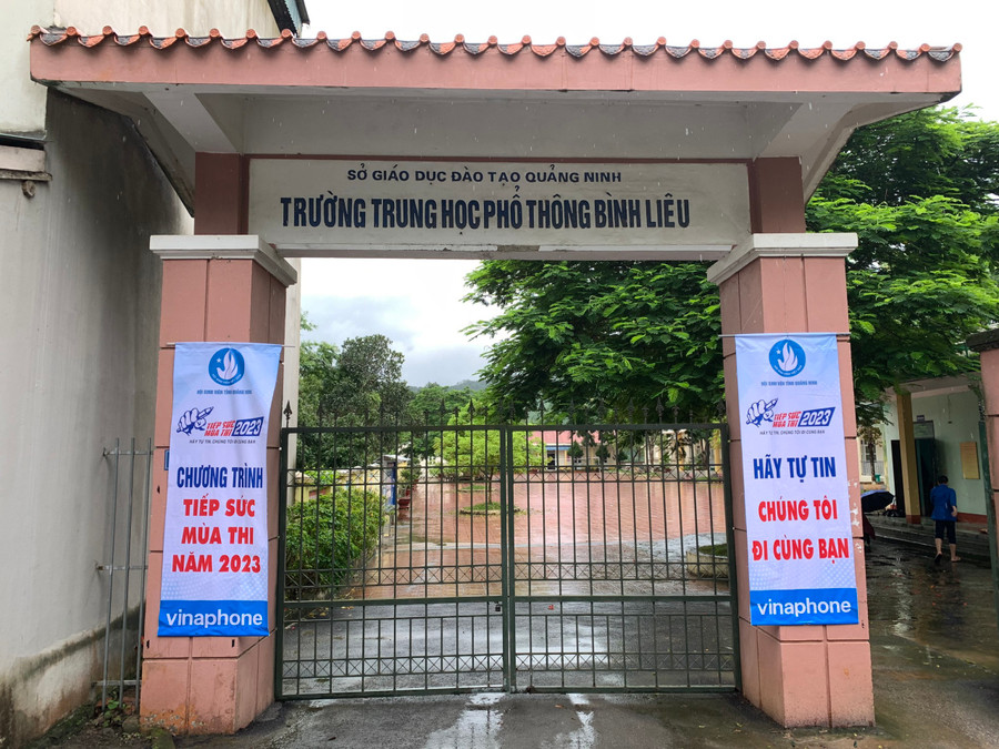 Băng zôn được treo tại cổng trường. Băng zôn được treo tại cổng trường.