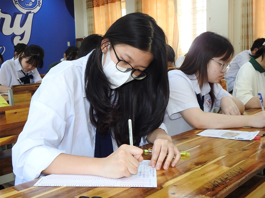 Thí sinh làm thủ tục thi môn Ngoại ngữ chiều 29/6 tại điểm thi Trường THPT chuyên Hạ Long. Ảnh: Minh Cương Thí sinh làm thủ tục thi môn Ngoại ngữ chiều 29/6 tại điểm thi Trường THPT chuyên Hạ Long. Ảnh: Minh Cương