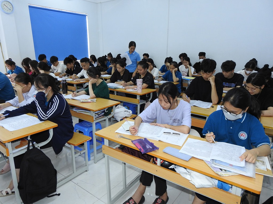 Học sinh lớp 12, Trường TH-THCS-THPT Nguyễn Bỉnh Khiêm (TP Hạ Long) ôn luyện cho kỳ thi tốt nghiệp THPT năm 2023.