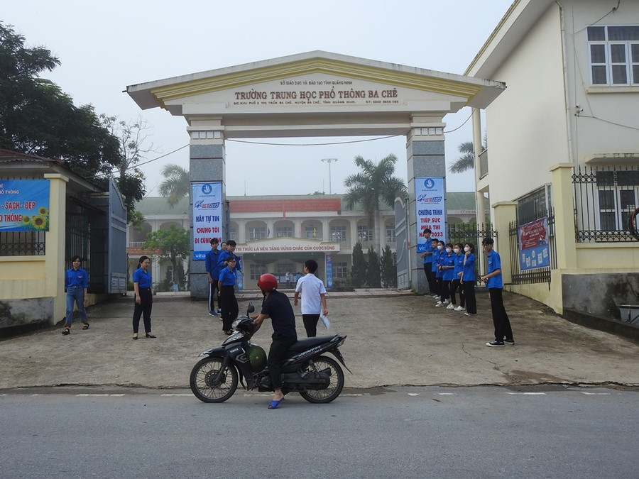 Phụ huynh chở học sinh đến điểm thi Trường THPT Ba Chẽ. Ảnh: Minh Cương