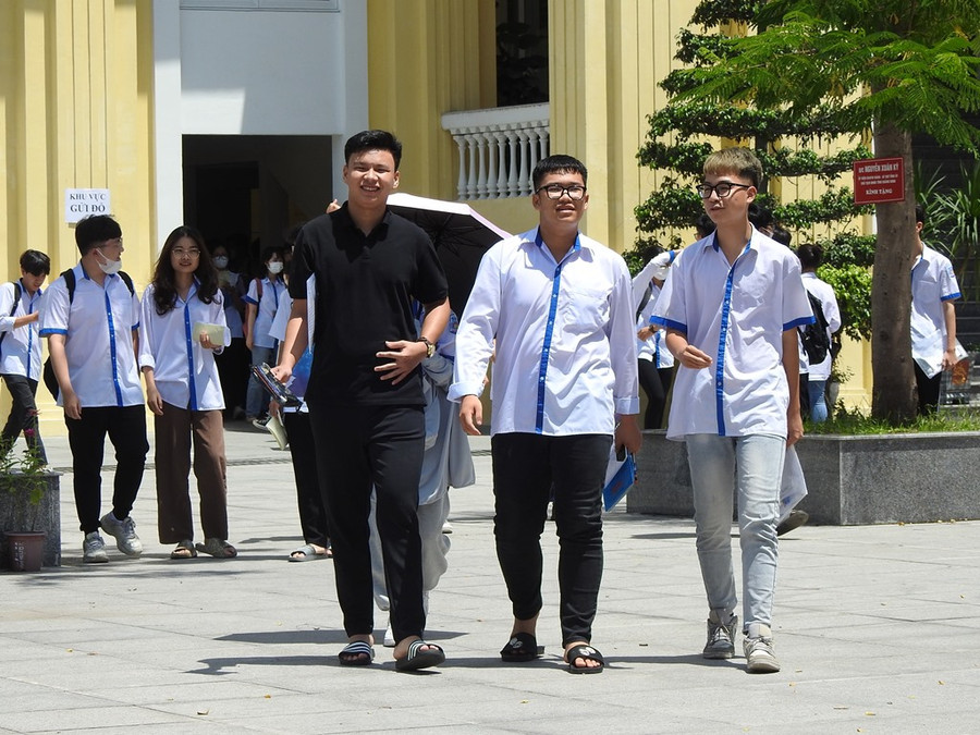 Thí sinh rời phòng thi tại điểm thi Trường THPT Hòn Gai. Thí sinh rời phòng thi tại điểm thi Trường THPT Hòn Gai.