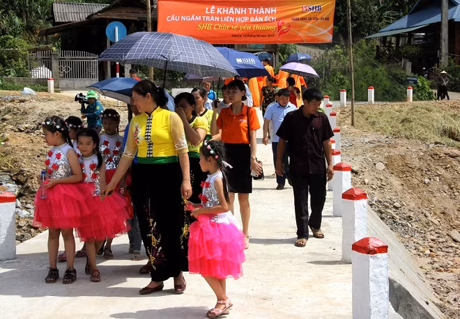 Cây cầu chính thức được đưa vào sử dụng trong niềm hân hoan của bà con nhân dân