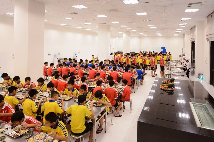 Bếp ăn của học viên PVF không chỉ đảm bảo dinh dưỡng đầy đủ cho học viên mà còn đạt chuẩn phục vụ khách sạn 5 sao.