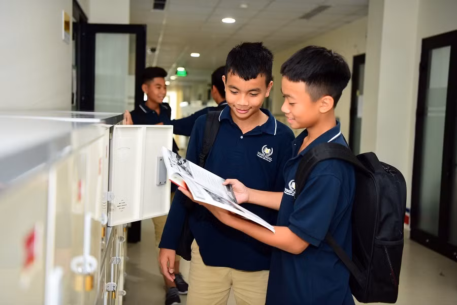 Ở PVF, việc học văn hóa cũng quan trọng như chuyên môn của mỗi cầu thủ. Các học viên PVF sẽ được học văn hóa, ngoại ngữ tại hệ thống giáo dục liên cấp chất lượng quốc tế Vinschool.